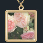 Collar Dorado Rosas rosados y crema<br><div class="desc">Un bonito entorno de rosas rosas y cremas con hojas verde claro. Agregue un nombre para personalizar si lo desea.</div>