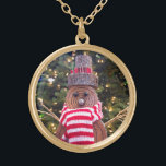 Collar Dorado Rústico snowman rayas rojas luces de árbol lindas<br><div class="desc">Una foto de primer plano de un muñeco de nieve alegre y adorable, rústico, envuelto en una bufanda de rayas rojas y blancas contra árboles iluminados te ayuda a abrir el paso a los Navidades y al Año Nuevo. Sienta el calor y la alegría de la temporada de vacaciones cada...</div>