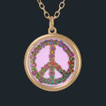 Collar Dorado Símbolo del signo de la paz de la flor<br><div class="desc">Un símbolo retro del signo de la paz/de paz con colores del teñido anudado y flores brillantemente coloreadas sobre él. Un diseño colorido para los hippies/los amantes orgullosos de la paz de mundo.</div>