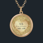 Collar Dorado Sparkle Gold Heart 50° Aniversario del Boda<br><div class="desc">Hermoso diseño de corazón dorado sobre brillantes antecedentes impresos purpurinas dorados en este romántico collar de sake conmemoración de su cincuentenario aniversario. El texto está listo para que el personalizar tenga sus nombres y fechas.</div>