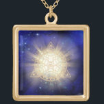 Collar Dorado *~* Tótem dorado - Rayos de luz ocular de geometrí<br><div class="desc">Placa cuadrada de oro, encantadora y poderosa JOYA CON INTENCIÓN (R) - Joyas con una mejora energética. Triángulo de Geometría Sagrada Mandala y Tercer Ojo más vigas de luz y energía. Como sanador profesional de la energía espiritual a distancia desde 2001, he aprendido, desarrollado y utilizado el poder de la...</div>