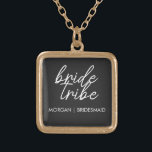Collar Dorado Tribuna de novias | Bachelorette Bridesmaid Modern<br><div class="desc">Cita sencilla, moderna y elegante de "Bride Tribe" con letra de guión en blanco y negro en un estilo moderno. Los nombres se pueden personalizar con los nombres de tu fiesta nupcial. Puedes usarlo para la novia, las damas de honor, los chicas florales o la Madre de la Novia. Los...</div>