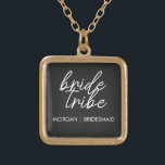 Collar Dorado Tribuna de novias | Bachelorette Bridesmaid Modern<br><div class="desc">Cita sencilla, moderna y elegante de "Bride Tribe" con letra de guión en blanco y negro en un estilo moderno. Los nombres se pueden personalizar con los nombres de tu fiesta nupcial. Puedes usarlo para la novia, las damas de honor, los chicas florales o la Madre de la Novia. Los...</div>