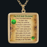 Collar Dorado Un viejo pergamino irlandés de bendición<br><div class="desc">Elegante, singular joya dorada con piedra de gema esmeralda e incrustaciones de shamrock con una antigua oración irlandesa en el interior para el Día de San Paddy (, Santa Patty ). Antiguo efecto de pergamino clásico marrón y diseño muy preciso, modelación 3D y renderización por Bulgan Lumini (c).Parte de la...</div>