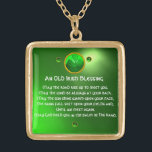Collar Dorado Una vieja bendición irlandesa<br><div class="desc">Elegante, singular joya dorada con piedra de gema esmeralda e incrustaciones de shamrock con una antigua oración irlandesa en el interior para el Día de San Paddy (, Santa Patty ). Gemas 3D vibrantes y diseño muy preciso, modelado 3D y renderización por Bulgan Lumini (c).Parte de la serie Hyper Talismans....</div>
