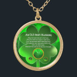 Collar Dorado Una vieja bendición irlandesa<br><div class="desc">Elegante, singular joya dorada con piedra de gema esmeralda e incrustaciones de shamrock con una antigua oración irlandesa en el interior para el Día de San Paddy (, Santa Patty ). Gemas 3D vibrantes y diseño muy preciso, modelado 3D y renderización por Bulgan Lumini (c).Parte de la serie Hyper Talismans....</div>