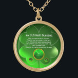 Collar Dorado Una vieja bendición irlandesa<br><div class="desc">Elegante, singular joya dorada con piedra de gema esmeralda e incrustaciones de shamrock con una antigua oración irlandesa en el interior para el Día de San Paddy (, Santa Patty ). Gemas 3D vibrantes y diseño muy preciso, modelado 3D y renderización por Bulgan Lumini (c).Parte de la serie Hyper Talismans....</div>