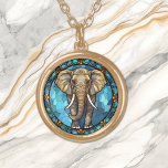 Collar Dorado Vidrio manchado de elefante azul mosaico<br><div class="desc">En este collar único se ve una imagen de un elefante marrón gris que se dirige hacia el espectador con un fondo de cristal de mosaico azul. Un borde de diseño ornamentado añade elegancia al perímetro. No olvide ver los pendientes y la cadena de llaves de nuestra tienda.</div>