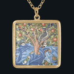 Collar Dorado William Morris Woodpecker Tapestry Floral Vintage<br><div class="desc">William Morris Woodpecker Tapestry Floral Vintage Art Muestra un pájaro carpintero sentado en la rama de un árbol frutal y presenta un fondo ornamental distintivo de hojas azules y fruta naranja. Arte de William Morris Movement: Artes y artesanías británicas / Art Nouveau Hermoso diseño artístico artístico floral de estilo de...</div>