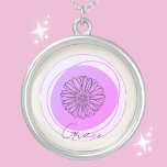 Collar Personalizado de abril - Personalizado<br><div class="desc">Nuestro "collar de Personalizados de abril" captura la esencia de la flor de nacimiento de abril, simbolizando la inocencia, pureza y verdadero amor. El diseño se caracteriza por una margarita delicada, la flor de abril, rodeada por un suave tono violeta que se completa con su suave naturaleza. Debajo del motivo...</div>