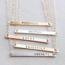 Collar personalizado de barra de nombres dorados R