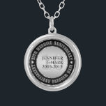 Collar Plateado 10.º Aniversario Boda Plata Metálica Y Negro 2<br><div class="desc">Elegantes collares conmemorativos del décimo aniversario del boda con texto de personalizable. Plata metálica y negro. Los acentos de los diamantes blancos.</div>