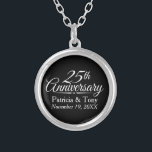 Collar Plateado 25.º aniversario Boda personalizado<br><div class="desc">Si necesitas un año diferente - distinto de 25,  por favor contáctame. Blanco y negro tradicional - Un regalo perfecto para padres o abuelos. Un aguijón que puedes personalizar.</div>