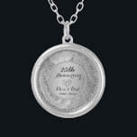 Collar Plateado 25° Aniversario Boda de los diamantes y la plata<br><div class="desc">Elegantes tonos plateados borde floral con 2 corazones y un diamante blanco,  25º aniversario Boda Plateado. Viene en oro por 50 años.</div>