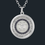 Collar Plateado 25to Aniversario de bodas de plata<br><div class="desc">25to Modelo del aniversario de boda - modifiqúelo para requisitos particulares. Ilustraciones de Amelia Carrie</div>