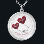 Collar Plateado 40.º boda de ruby aniversario corazón rojo<br><div class="desc">El collar de aniversario del 40 de ruby personalizado con globos de corazón rojo. Un regalo hermoso y romántico para que el marido dé a su esposa después de cuarenta años de matrimonio o para que una mujer compre por un fiesta de aniversario. En este diseño también hay brazaletes y...</div>