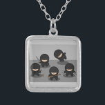 Collar Plateado 5 ninjas<br><div class="desc">5 lindos ninjas en varias posiciones y portando una variedad de armas, incluyendo una daga, algunas nubes y estrellas de lanzamiento.</div>