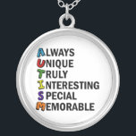 Collar Plateado Acrostic lindo de la conciencia del autismo<br><div class="desc">Un poema hermoso de la palabra del acrostic para el autismo. Memorable especial verdaderamente interesante siempre único. Grandes cualidades positivas de ser autístico. Amo alguien con autismo. Las siglas son tan frescas.</div>