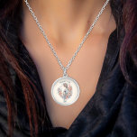 Collar Plateado Acuarela floral que espera que mamá sea<br><div class="desc">Celebra el viaje a la maternidad con nuestro exquisito diseño del Día de la Madre para la futura mami! Esta encantadora obra de arte cuenta con una elegante mujer embarazada de delicada acuarela, adornada con un halo de flores rosas y azules, que simboliza la alegría de la anticipación. Con las...</div>