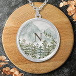 Collar Plateado Acuarela Monogramada de Bosques y Naturaleza de la<br><div class="desc">Celebre la belleza natural con nuestro collar de acuarela natural de los bosques y las montañas. Capta el encanto del bosque y las montañas en un estilo acuático.</div>