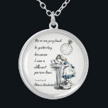 Collar Plateado Alicia en citas del país de las maravillas<br><div class="desc">"No es ningún uso que vuelve ayer,  porque entonces era una diversa persona." 
- Lewis Carroll,  Alicia en el país de las maravillas</div>