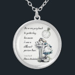 Collar Plateado Alicia en citas del país de las maravillas<br><div class="desc">"No es ningún uso que vuelve ayer,  porque entonces era una diversa persona." 
- Lewis Carroll,  Alicia en el país de las maravillas</div>