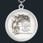 Collar Plateado Alicia en el país de las maravillas; Gato de<br><div class="desc">Imagen de los cuentos de hadas y de las poesías infantiles del ilustracion del vintage de Alicia con el gato de Cheshire de John Tenniel en las aventuras de Alicia de Lewis Carroll en el país de las maravillas, 1865, un diálogo texto-diseñado incluido. "Estamos todos enojados aquí":) el diseño está...</div>
