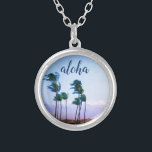 Collar Plateado Aloha Tropical Hawaii Palmeras Montañas Púrpuras<br><div class="desc">"Aloha". Si lo que estás buscando es un hotel situado en Hawái - Oahu (Hawái), no busque más y venga al Big Island Hotel. Este collar se presenta en pequeños, medianos y grandes tamaños, así como en forma cuadrada y circular. Puedes pedir este collar en tu elección de metales de...</div>