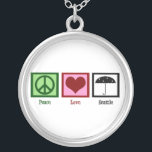 Collar Plateado Amor Seattle de la paz<br><div class="desc">Un signo de la paz,  corazón,  y un paraguas debajo de la lluvia de simbolizar Seattle.</div>