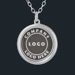 Collar Plateado Añadir logotipo comercial sencillo promocional<br><div class="desc">Aumente su identidad de marca con nuestro collar plateado personalizado, un accesorio impresionante que combina a la perfección estilo y profesionalismo. Muestra tu logo comercial único en cualquier forma imaginable, meticulosamente diseñado a la perfección y elegantemente suspendido de una lustosa cadena plateada. Esto no es sólo joyería, es un emblema...</div>