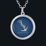 Collar Plateado Anclaje espiritual náutico de la marina delfín azu<br><div class="desc">Esta imagen muestra un ancla sobre un fondo azul marino.</div>