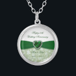 Collar Plateado Aniversario de boda del damasco 55.o<br><div class="desc">Las imágenes de un Digitalbcon diseñan la atracción de un color del verde esmeralda y del blanco y de tema del diseño del damasco con una variedad de imágenes, de formas, de modelos, de estilos y de fuentes de encargo en este único "diseño del aniversario de boda del damasco 55.o"....</div>