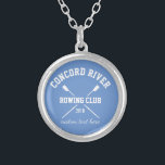 Collar Plateado Año personalizado del nombre del equipo de los<br><div class="desc">Collar personalizado del Rowing del equipo que ofrece los remos cruzados y su texto de encargo. Añada su nombre del club, año, el texto de encargo (el nombre del coche, el nombre del rower, acontecimiento, etc.) hace finales pensativo del recuerdo de la estación, del regalo del coche o de la...</div>