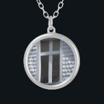 Collar Plateado antigua iglesia blanca en las montañas<br><div class="desc">antigua iglesia blanca en las montañas</div>