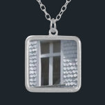 Collar Plateado antigua iglesia blanca en las montañas<br><div class="desc">antigua iglesia blanca en las montañas</div>