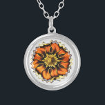 COLLAR PLATEADO ANTIGUO INGLATERRA<br><div class="desc">Diseño artístico de una antigua flor de vidriera de Inglaterra.</div>