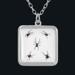 Collar Plateado Arañas negras de viuda<br><div class="desc">Fantástico para Halloween y para la gente a la que le encantan las cosas espeluznantes,  espeluznantes y sobrenaturales. Un regalo perfecto para todo aquel que ame Halloween,  Octubre,  noches de miedo o cualquier otra ocasión espeluznante.</div>