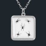 Collar Plateado Arañas negras de viuda<br><div class="desc">Fantástico para Halloween y para la gente a la que le encantan las cosas espeluznantes,  espeluznantes y sobrenaturales. Un regalo perfecto para todo aquel que ame Halloween,  Octubre,  noches de miedo o cualquier otra ocasión espeluznante.</div>