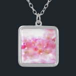 Collar Plateado Árbol de cerezo japonés con flores rosadas pastele<br><div class="desc">Imagen floral fresca de primavera. Fantásticas flores japonesas de cerezo en suaves y delicados rosados y suaves blancos. Algunos giros brillantes de color rosa y amarillo luminoso y luces brillantes rodean estas flores dándole un efecto mágico de sueño, como algo de un universo de hadas. El texto escrito a mano...</div>
