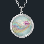 Collar Plateado Arcoiris retro y notas musicales sobre una textura<br><div class="desc">Esta emocionante imagen musical temática es un diseño retro funky de un arcoiris de colores pastel con notas musicales oscuras multicolores sobre piezas de partitura que explotan hacia afuera. Las mariposas y las salpicaduras de pintura parecen estallar desde el centro. El fondo es un color verde oscuro oscuro, de estilo...</div>