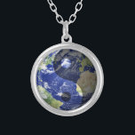 Collar Plateado Armonía de Yin-Yang en nuestro planeta<br><div class="desc">Creado con la esperanza que está viviendo nuestro planeta/este mundo nosotros trabajará en más de la manera de Tao que se equilibra en la armonía de Yin-Yang.</div>