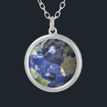 Collar Plateado Armonía de Yin-Yang en nuestro planeta<br><div class="desc">Creado con la esperanza que está viviendo nuestro planeta/este mundo nosotros trabajará en más de la manera de Tao que se equilibra en la armonía de Yin-Yang.</div>