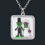 Collar Plateado Arte divertido de la boda de novia y del novio de<br><div class="desc">La salmuera maravillosa de novia y del novio de la diversión que casa arte original diseña.  Puede también añadir el texto de encargo y cambiar color de fondo al ordenar.</div>