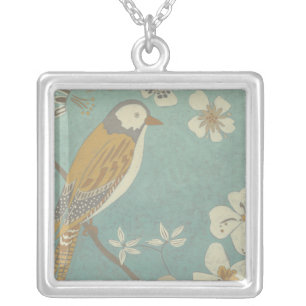 Collar Plateado Ave amarillo, gris y beige encaramado en una rama