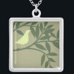Collar Plateado Ave verde encaramado en la rama verde<br><div class="desc">¿Cómo el color verde? ¡Entonces esta es la impresión de arte perfecta para ti! Esta bella pintura de un pájaro amarillo-verde sobre una rama verde oscura encajaría perfectamente en cualquier producto de Zazzle. La imagen de Norman Wyatt está compuesta por tres tonos de verde. ¡Descúbrelos!</div>