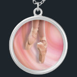 Collar Plateado Bailarina de ballet en zapatos de dedo<br><div class="desc">Para los amantes del ballet,  este collar cuenta con una bailarina de ballet con zapatos de pies sobre un fondo de agitación rosado abstracto.</div>