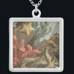 Collar Plateado Bajo el mar<br><div class="desc">Podrá explorar el mar bajo el agua con todas estas criaturas marinas. Esta vintage pieza de arte es un complemento perfecto para los amantes de la anémona marina. Capta el mar con peces estrellas, kelp, algas y otras criaturas marinas. Imprima su arte hoy en su producto.</div>