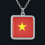 Collar Plateado Bandera de Vietnam<br><div class="desc">La bandera vietnamita es una estrella en un campo. Los colores usados en la bandera son rojo,  amarillo. La proporción de la bandera vietnamita es 2: 3. La bandera de Vietnam fue adoptada en 1945.</div>