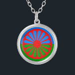 Collar Plateado Bandera del pueblo romaní<br><div class="desc">Bandera del pueblo romaní. Los romaníes,  comúnmente conocidos como romaníes,  son un grupo étnico indoario,  itinerantes tradicionalmente nómadas. Viven en Europa y Anatolia,  y tienen poblaciones en el extranjero ubicadas en todo el mundo,  con concentraciones significativas en las Américas.</div>