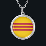 Collar Plateado Bandera vietnamita del sur - đỏ del sọc de los<br><div class="desc">Bandera vietnamita del sur - đỏ del sọc de los vagos del vàng de Vietnam Cờ - bandera de Vietnam del sur - bandera vietnamita del sur - bandera de la República de Vietnam (bandera de la herencia y de la libertad - cờ Tự de Lá haga el và Di...</div>
